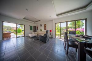 Le Corbusier Style Villa In Green Neighbourhood with Pool