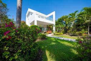 Le Corbusier Style Villa In Green Neighbourhood with Pool