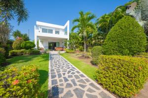 Le Corbusier Style Villa In Green Neighbourhood with Pool