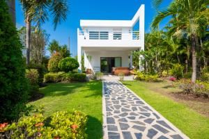 Le Corbusier Style Villa In Green Neighbourhood with Pool