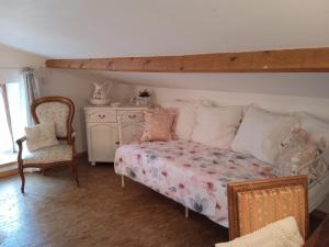 Maisons d'hotes Le Couvent : Chambre Familiale avec Salle de Bains Privative