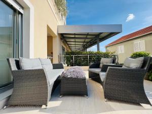 Apartment with terrace and private parking