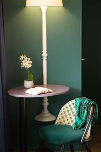 Hotels Hotel Grand Confort Le Moulin Rouge : Chambre Triple