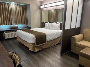 Queen Suite - Disability Access/Non-Smoking room in Microtel Inn & Suites by Wyndham Pearl River/Slidell