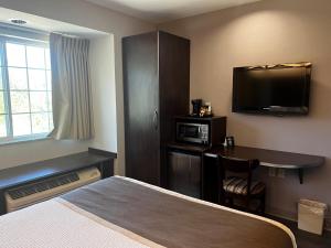 Queen Room - Disability Access/Non-Smoking room in Microtel Inn & Suites by Wyndham Pearl River/Slidell