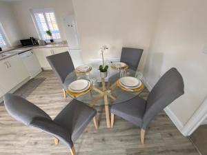 Westergate - 4 Bed Luxury Home with free parking
