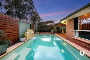 Blue Haven Retreat - Glenmore Park Pool Home - Luddenham