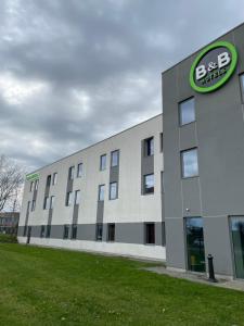 Hotels B&B HOTEL Laval Ouest : photos des chambres