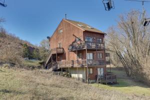 Vernon Township Vacation Rental with Private Balcony