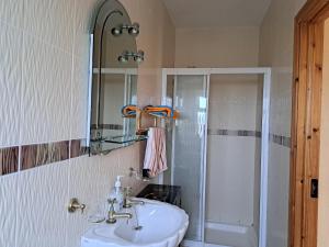 Spacious 6-Bed House 10 minutes from Knock Airport