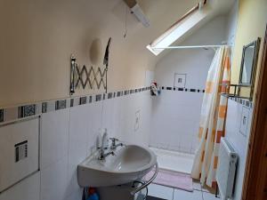 Spacious 6-Bed House 10 minutes from Knock Airport