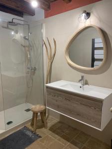 Maisons de vacances Maison La Chanette, Vue Montagne, Proche Lac et Randonnees, Grand Jardin, Brasero, Calme, Charme, 10-12 pers, Ideal Familles : photos des chambres