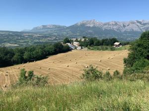 Maisons de vacances Maison La Chanette, Vue Montagne, Proche Lac et Randonnees, Grand Jardin, Brasero, Calme, Charme, 10-12 pers, Ideal Familles : photos des chambres