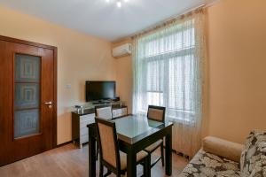 Budget central next to sea garden and beach