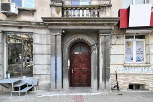 Budget central next to sea garden and beach