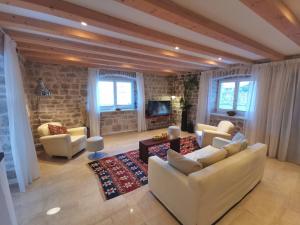 EST Villa DIOCLETIAN on Solta - luxurious villa, beachfront, private pool, outdoor BBQ, large terrace and garden, free parking - Wonderful privacy