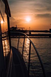 House boat FreeInDeed