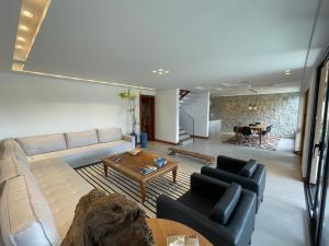 Casa com 4 suítes na Serra C8