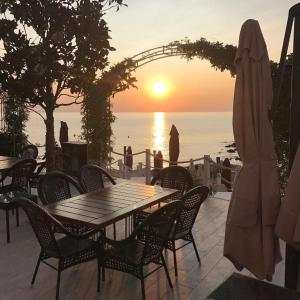 La Mer spacious Apartment with a Sea View