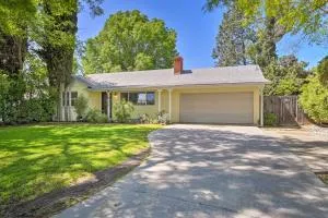 Charming Temple City Home with Fire Pit, 14 Mi to LA - مونروفيا