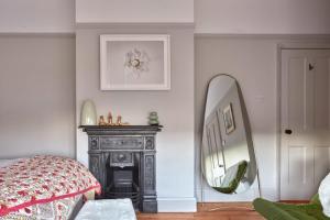 House on Beaconsfield by Coaste - spacious seaside home perfect for relaxing with friends or family