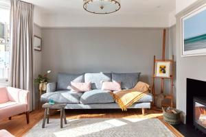 House on Beaconsfield by Coaste - spacious seaside home perfect for relaxing with friends or family