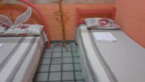 CASA DUPLEX no FORTE a 200m da praia, 80 m2, 3 quartos com ar condicionado, cozinha completa, 2 WC, piscinas, acomoda 12 pessoas, estacionamento, área de lazer, WIFI, portaria 24H, ambiente familiar.