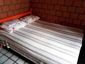 FLAT no Forte a 50 metro da praia, com 60 m2, 2 quartos com ar condicionado, cozinha completa, acomoda 8 pessoas, piscinas, área de lazer, WIFI, estacionamento, zelador, ambiente familiar.