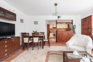 Holiday House "Słoneczna" with Garden by Noclegi Renters