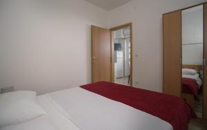 Apartments with parking space Kastel Kambelovac, Kastela - 20993