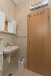 Apartments with parking space Kastel Kambelovac, Kastela - 20993