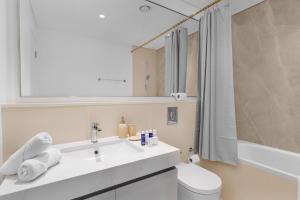 Maison Privee - Deluxe 3BR Apt with Dubai Marina Vws & Beach Access