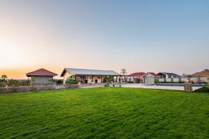 Breezy Whispers by StayVista - Private infinity pool, Stunning mountain views, Spacious swimming pool, Deck & Lawn