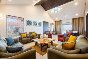 Breezy Whispers by StayVista - Private infinity pool, Stunning mountain views, Spacious swimming pool, Deck & Lawn