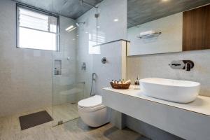 Breezy Whispers by StayVista - Private infinity pool, Stunning mountain views, Spacious swimming pool, Deck & Lawn