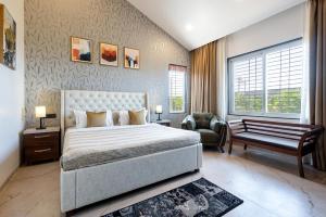 Breezy Whispers by StayVista - Private infinity pool, Stunning mountain views, Spacious swimming pool, Deck & Lawn