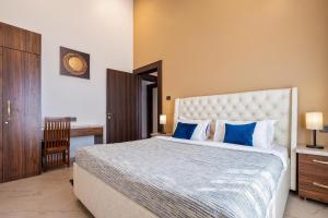 Breezy Whispers by StayVista - Private infinity pool, Stunning mountain views, Spacious swimming pool, Deck & Lawn