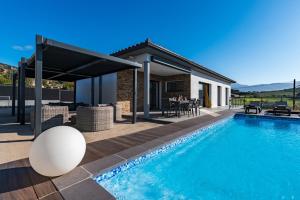 Villas Afa, proche d Ajaccio, Magnifique Villa 4 pers avec Piscine privee et vue montagne : photos des chambres