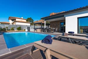Villas Afa, proche d Ajaccio, Magnifique Villa 4 pers avec Piscine privee et vue montagne : photos des chambres
