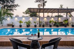 StayVistas Vinho Sunsets - Farm-View Villa Near Sula with Pool & Terrace