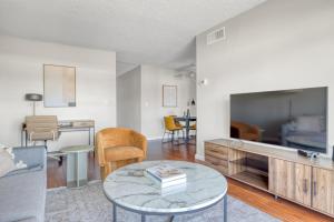 Woodland Hills 2BR w Pool Gym nr Warner Center LAX-699