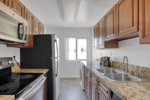 Woodland Hills 2BR w Pool Gym nr Warner Center LAX-699