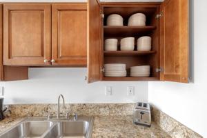 Woodland Hills 2BR w Pool Gym nr Warner Center LAX-699