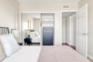 Woodland Hills 2BR w Pool Gym nr Warner Center LAX-699