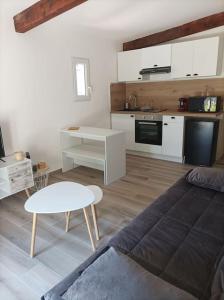 Appartements Studio meuble climatise avec terrasse : photos des chambres