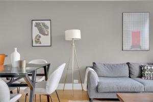 UES 1BR w Gym Rooftop Doorman nr The MET NYC-351