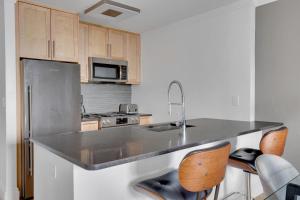 UES 1BR w Gym Rooftop Doorman nr The MET NYC-351