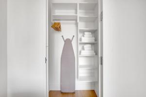 UES 1BR w Gym Rooftop Doorman nr The MET NYC-351