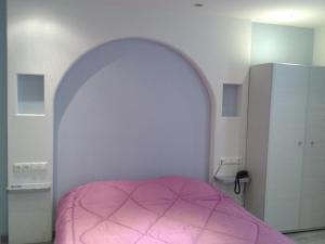 Budget Studio - Semi Basement
