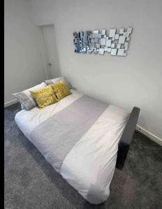 Newly Refurbished Clarendon Apartments, Free WIFI, Parking